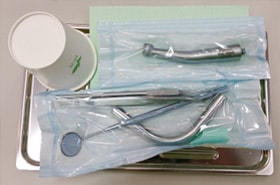 滅菌後にパッキングされた治療用基本セット